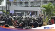 Eksekusi Hotel Sultan Ricuh, Massa Lempar Batu ke Aparat