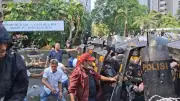Eksekusi Hotel Sultan Ricuh, Massa Lempari Aparat dengan Botol dan Batu