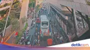 Evakuasi Bus Gangguan di Gatot Subroto Selesai, Lalin Kembali Normal