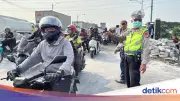 Evakuasi Truk Terguling di BKT Cakung Selesai, Lalu Lintas Normal Kembali