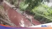 Geger! Air Kali Sadang Bekasi Berubah Merah, Polisi Turun Tangan