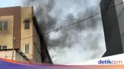Gudang di Kalideres Terbakar, Asap Hitam Membumbung Tinggi