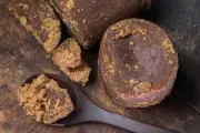 Gula Merah vs Gula Putih: Mana yang Lebih Sehat? Fakta Nutrisi
