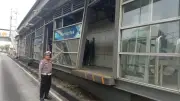 Halte TransJakarta Tebet Eco Park Ditabrak Truk, Pelaku Kabur