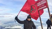 Hasto Kibarkan Bendera PDIP di Puncak Kerinci, Simbol Semangat Juang Bung Karno