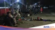 Helm dan Botol Antre Daftar SD di Sukabumi, Orang Tua Rela Subuh-subuh