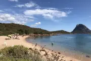 Italia Larang Bawa Payung di Pantai Punta Molentis, Sardinia, untuk Usia 10-65 Tahun