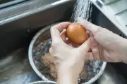 Jangan Cuci Telur Sebelum Disimpan, Ini Risikonya