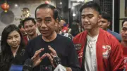 Jokowi Kunjungi Lampung Pakai Kemeja dan Topi Logo PSI