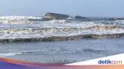 Kapal Tongkang Batu Bara Bocor, Pantai Sukaresik Pangandaran Menghitam