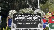 Karangan Bunga Hitam-Putih Dedi Mulyadi Curi Perhatian di HUT ke-499 Jakarta