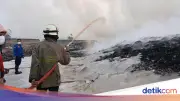 Kebakaran TPA Jatiwaringin Meluas 2 Hektare, Angin Kencang Sulitkan Pemadaman