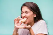 Kebiasaan Makan Terburu-buru Picu Masalah Pencernaan Serius