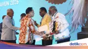 Kemendagri Beri Penghargaan Daerah Berprestasi di Regional Papua
