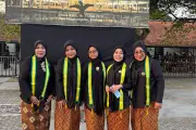 Kirab Pusaka Malam 1 Sura: Ribuan Orang Berjalan Tanpa Alas Kaki di Solo