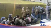 Kompak! Siswa SMA Kunjungi Teman Korban Kebakaran Kemayoran
