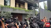 KPK Geledah Rumah Mewah Mantan Wamen Imigrasi Silmy Karim di Jakarta Selatan