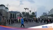 Mahasiswa Bubar dari Depan DPR, Long March ke Semanggi
