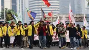 Massa Demo Coba Terobos Barikade, Dorong-dorongan dengan Aparat