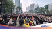 Massa Mahasiswa dari UT dan Unas Padati Dukuh Atas Jakarta