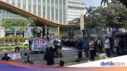 Massa Pro dan Kontra MBG Gelar Aksi Terpisah di Patung Kuda Jakarta