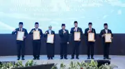 Mendagri Sematkan Satyalancana Wira Karya kepada 6 Tokoh Kemendagri