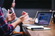 Mengapa Kita Semakin Sulit Mendengarkan? Fenomena Polarisasi di Era Media Sosial