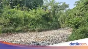 Miris! Sungai Cibanten Dipenuhi Sampah, Ada Kasur dan Bau Tak Sedap