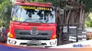 Mobil Damkar Tertimpa Beton di Jaktim, Petugas Dibawa ke RS