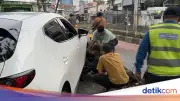 Mobil Tabrak Separator di Kebayoran Lama, Lalin Padat