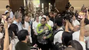 Nadiem Makarim Pakai Jaket Gojek Generasi Pertama di Sidang Pleidoi