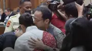 Nadiem Makarim Peluk dan Cium Istri Sebelum Sidang Vonis Korupsi