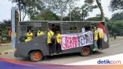 Naik Angkot dan Bus, Mahasiswa UI Berangkat Demo ke Bundaran HI