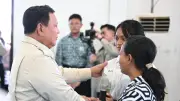 Orang Tua Siswi Sekolah Rakyat Menangis Haru di Depan Presiden Prabowo