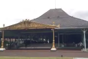 Paola Serena Buka Suara soal Temannya yang Viral Berkebaya di Kirab Malam 1 Suro