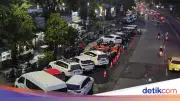 Parkir On The Street di Cawang Masih Makan 2 Lajur Jalan, Dishub Ungkap Pelanggaran