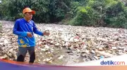 Pemerintah dan Masyarakat Bersihkan 15 Ton Sampah di Sungai Cibanten, Serang