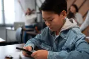 Pemprov Kepri Larang Siswa Bawa HP ke Sekolah Mulai 2027