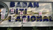 Pendemo Datangi Kantor BGN, Kritik MBG dengan Pasang Garis Kuning
