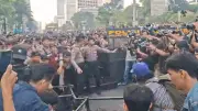 Pendemo Rebut Pagar TNI dan Polisi di Bundaran HI, Saling Dorong dan Lempar Botol
