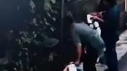 Pengamen di Bekasi Bakar Pagar Rumah Warga, Terekam CCTV