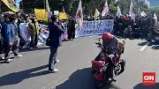 Penyandang Disabilitas Ikut Demo di Surabaya, Sindir Lapangan Kerja Sulit