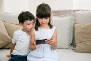 Pola Asuh Anak di Era Digital: Tantangan dan Solusi bagi Orang Tua