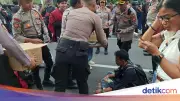 Polisi Bagikan Roti dan Air Mineral ke Mahasiswa Demo di Silang Monas