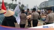 Polisi Bagikan Snack ke Petani Bercaping yang Aksi di DPR