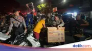 Polisi Bantu Evakuasi Barang Korban Kebakaran di Pasar Jiung Kemayoran