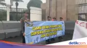 Polisi Kawal Demo di DPR Saat Hujan, Pendekatan Humanis Dikedepankan