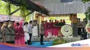 Polri Ziarah ke Makam Hoegeng Jelang Hari Bhayangkara Ke-80