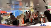 Polwan Polda Metro Bagikan Makanan Siap Saji ke Korban Kebakaran Kemayoran