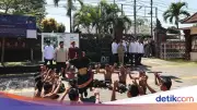 Prabowo Disambut Tari Kecak Siswa Sekolah Rakyat di Tabanan